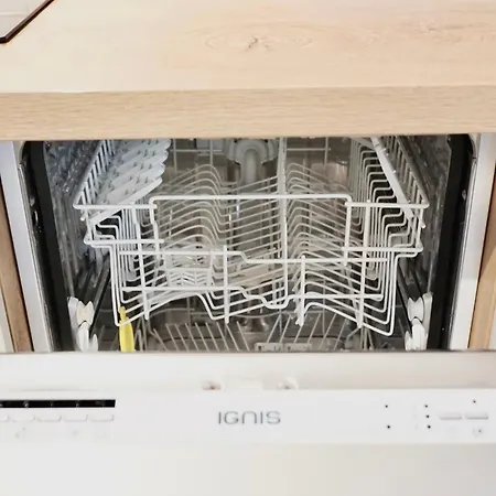 Stylisches Mit Terrasse Fuer Max 4 Personen In Naehe Zum Hbf Und Koblenzer-innenstadt Appartement *