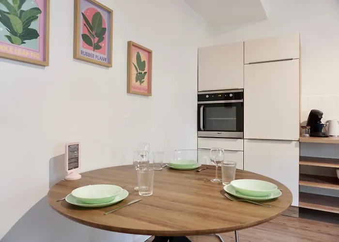 Stylisches Mit Terrasse Fuer Max 4 Personen In Naehe Zum Hbf Und Koblenzer-innenstadt Appartement